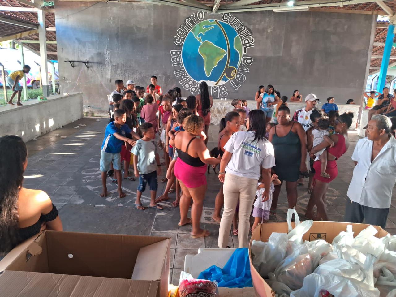 Crianças e famílias durante a organização da campanha