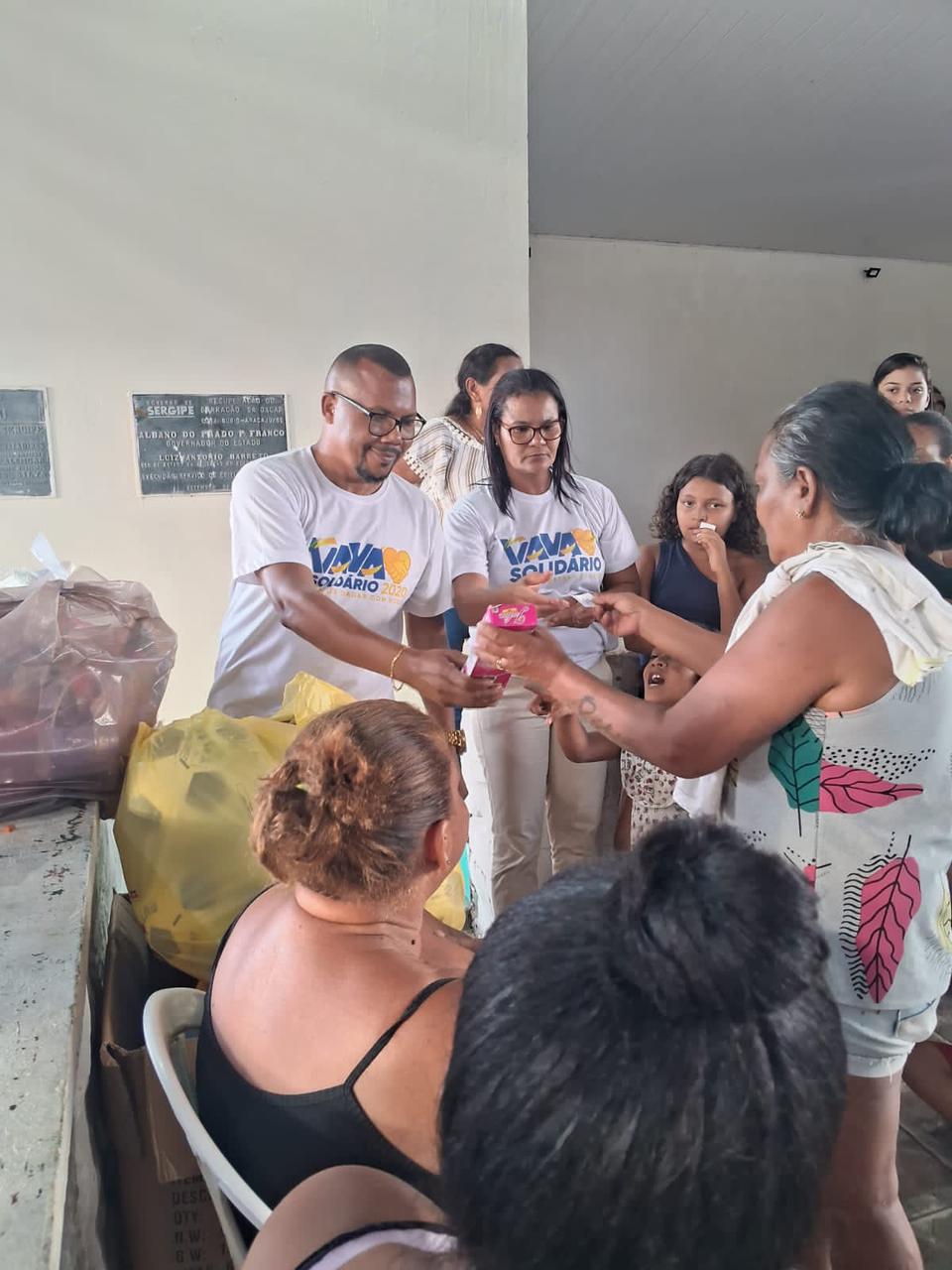Vavá e voluntária durante a entrega de um presente