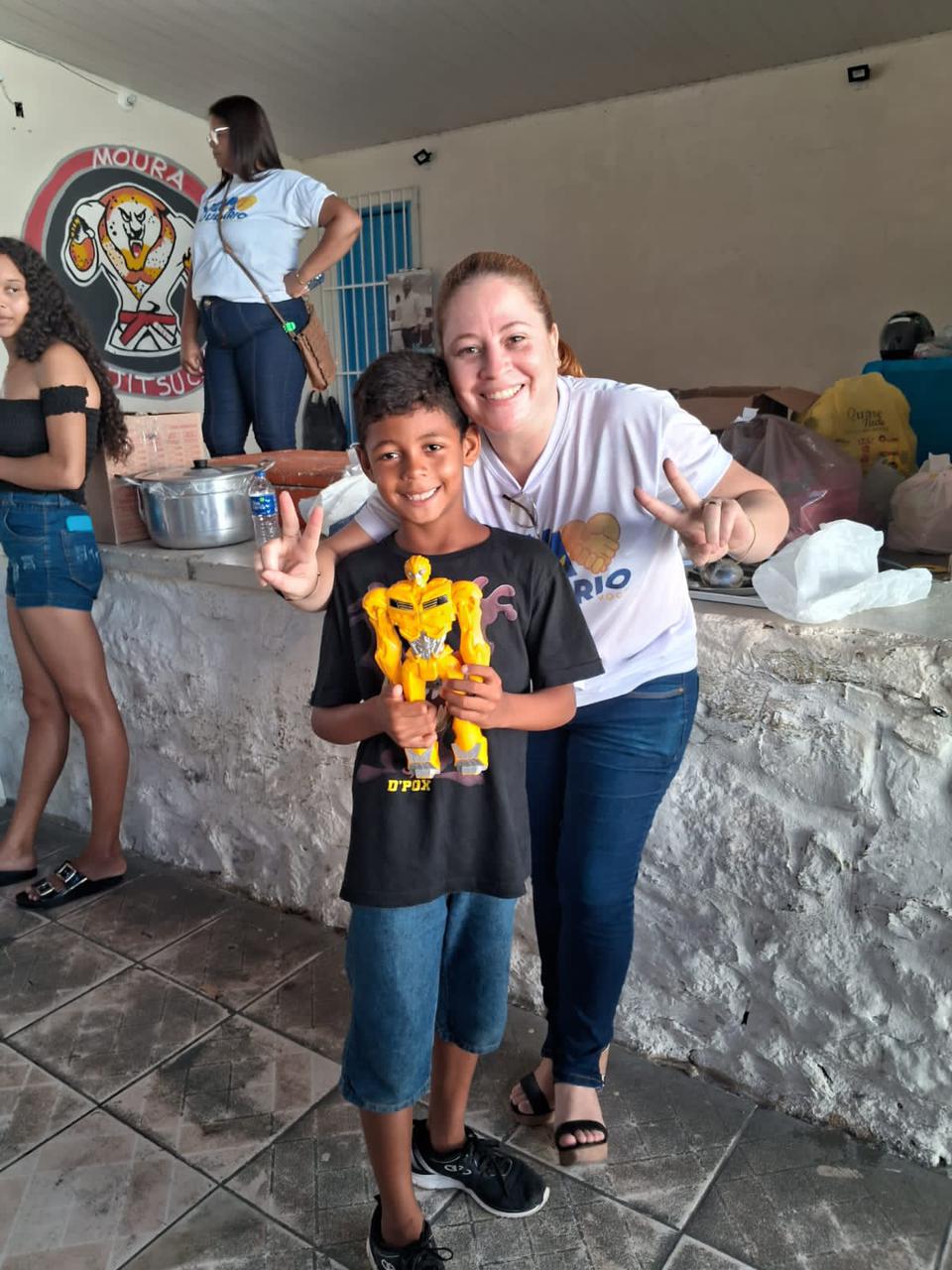 Criança com brinquedo durante a Campanha do Dia das Crianças no Bugio
