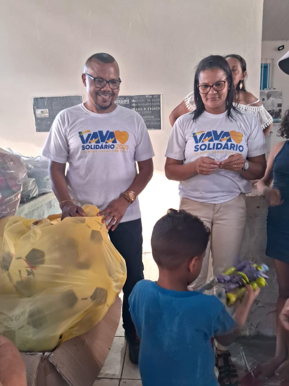 Equipe do Vavá Solidário durante a entrega de brinquedos
