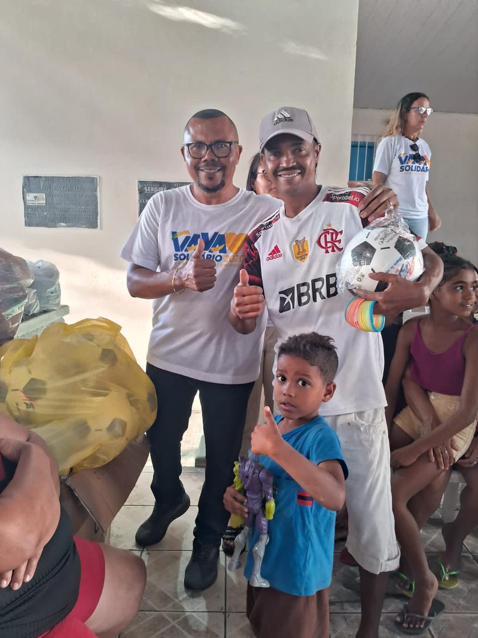 Vavá ao lado de participante e criança com brinquedos