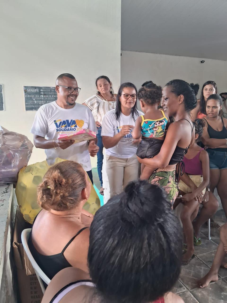 Entrega de brinquedo para uma família participante
