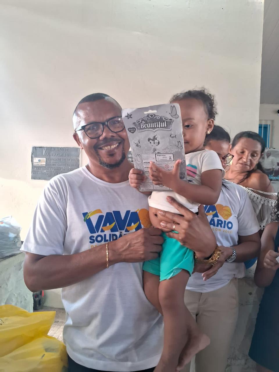 Vavá com criança durante a entrega de presente