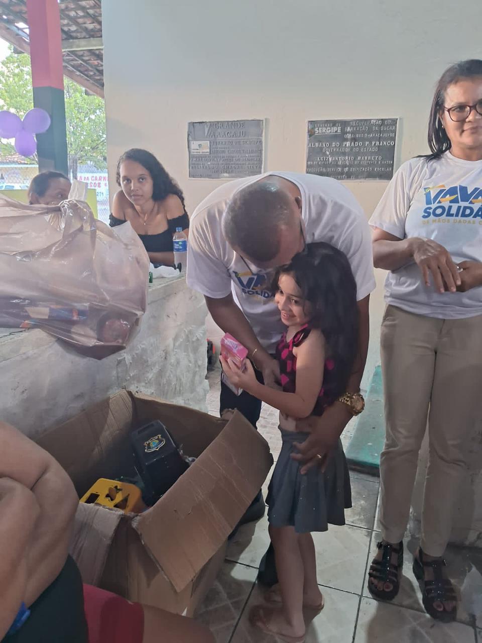 Momento de carinho durante a entrega de brinquedos