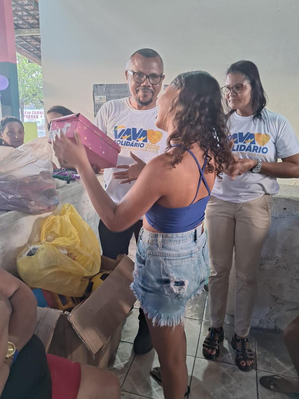 Participante recebe uma caixa de presente