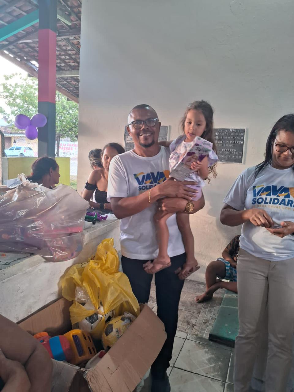 Vavá com criança e presente da ação