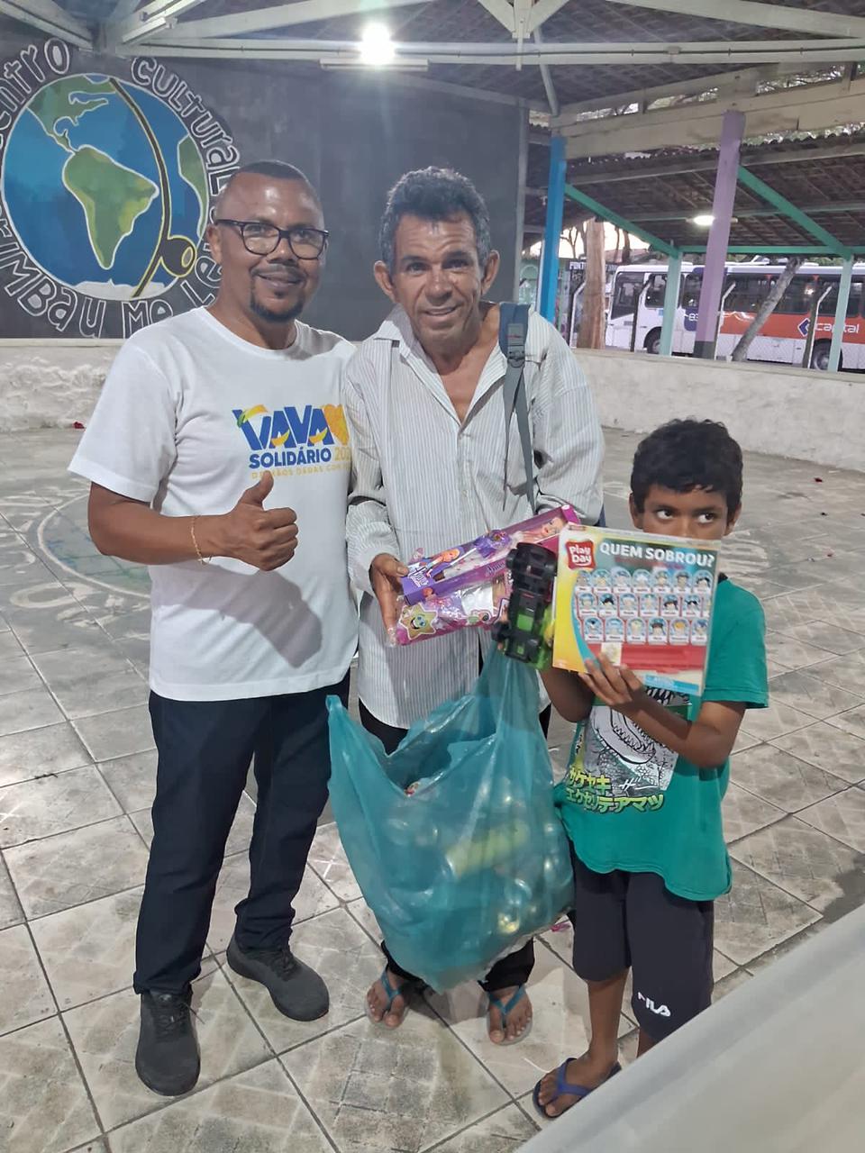 Família mostra os brinquedos recebidos no encontro