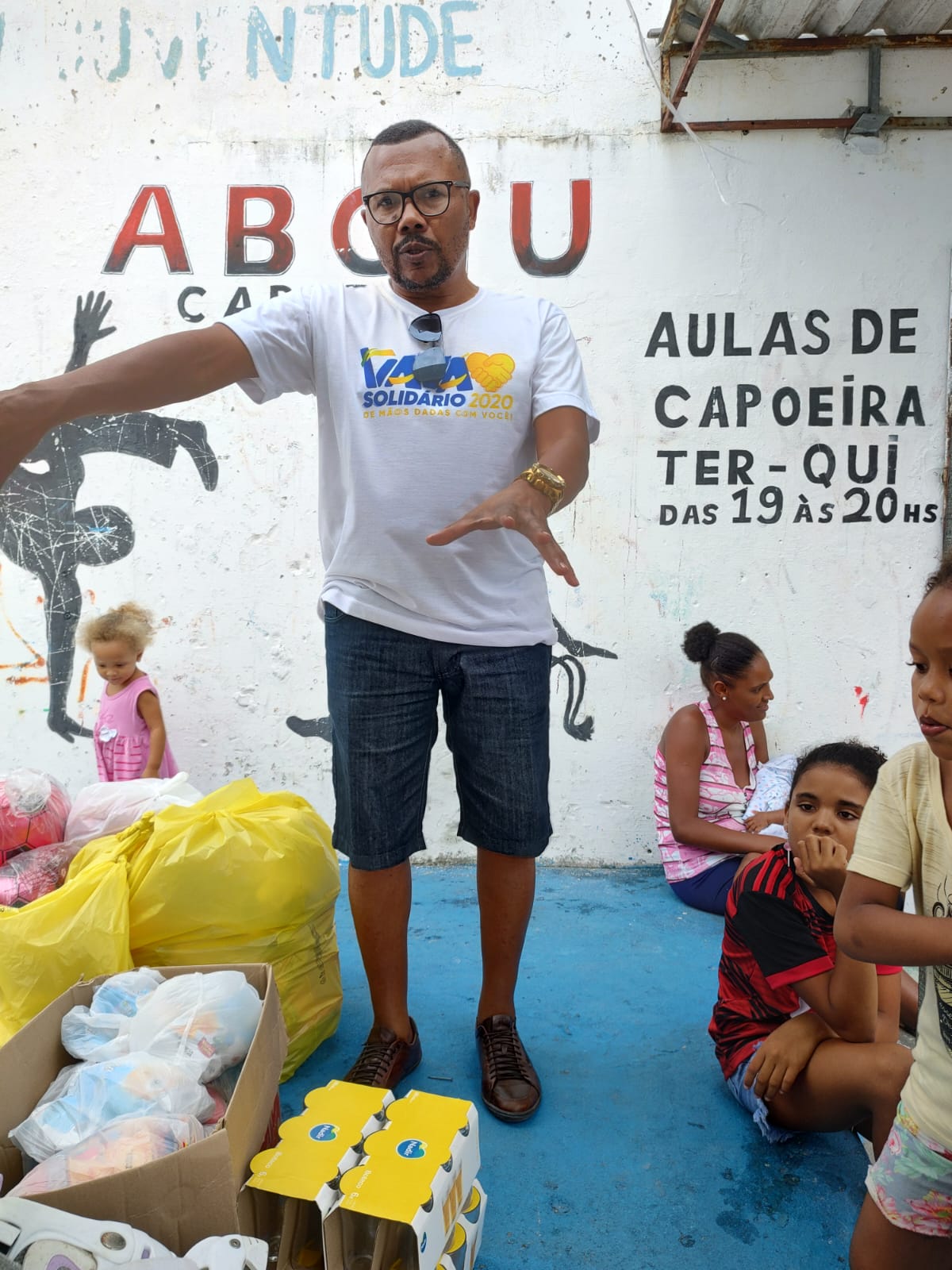 Vavá junto às doações da Campanha do Dia das Crianças