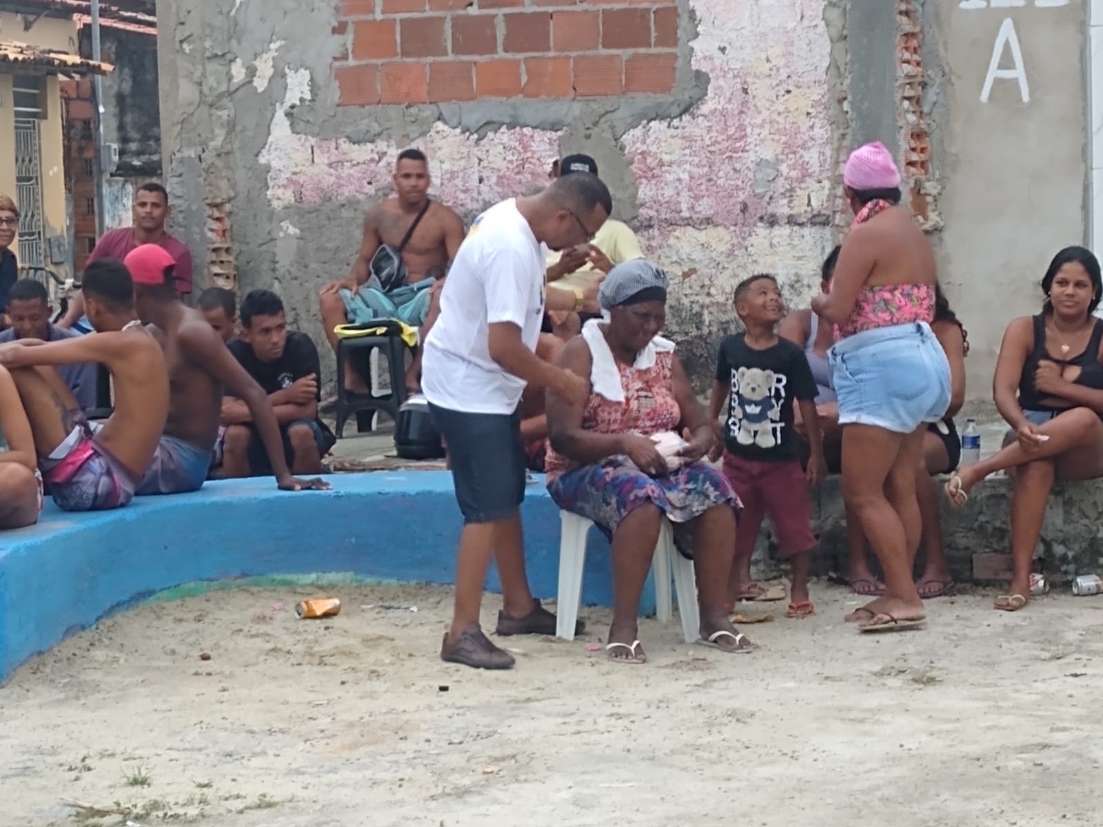 Momento de entrega durante a ação comunitária