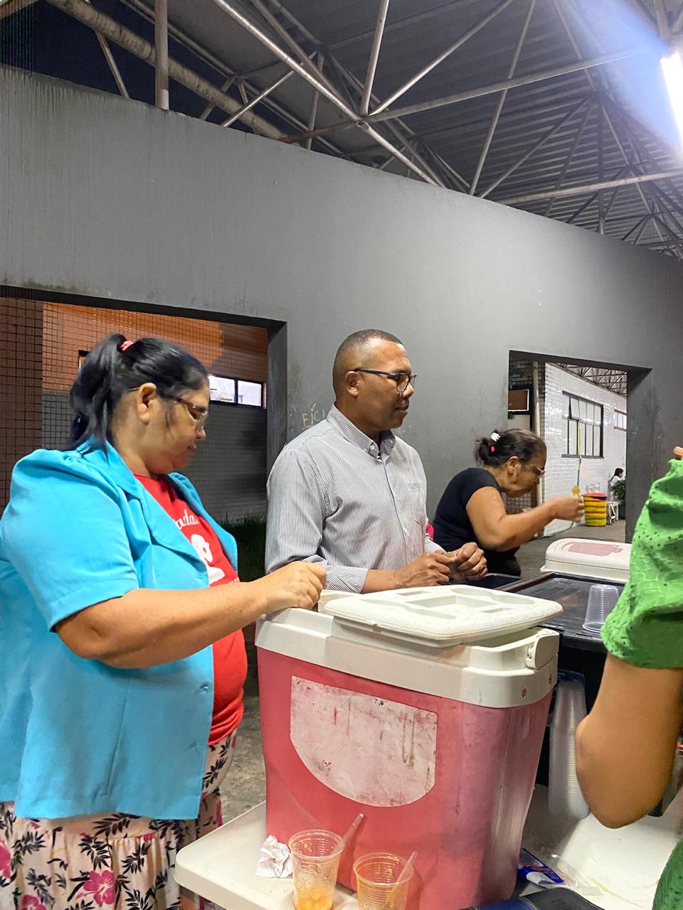 Equipe organizando os recipientes para servir a sopa