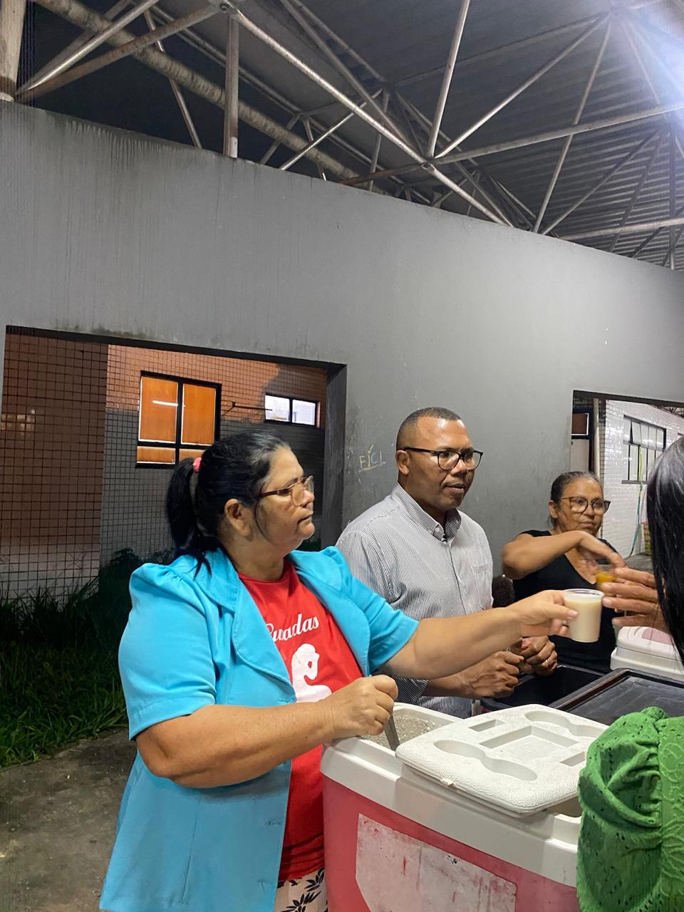 Entrega de uma porção durante a distribuição de sopa