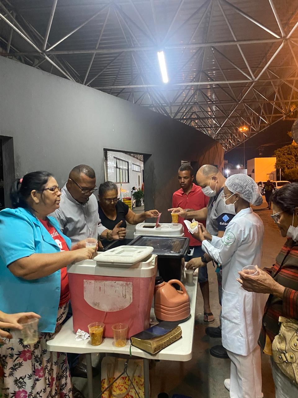 Voluntários reunidos durante a distribuição de sopa no Nestor Piva