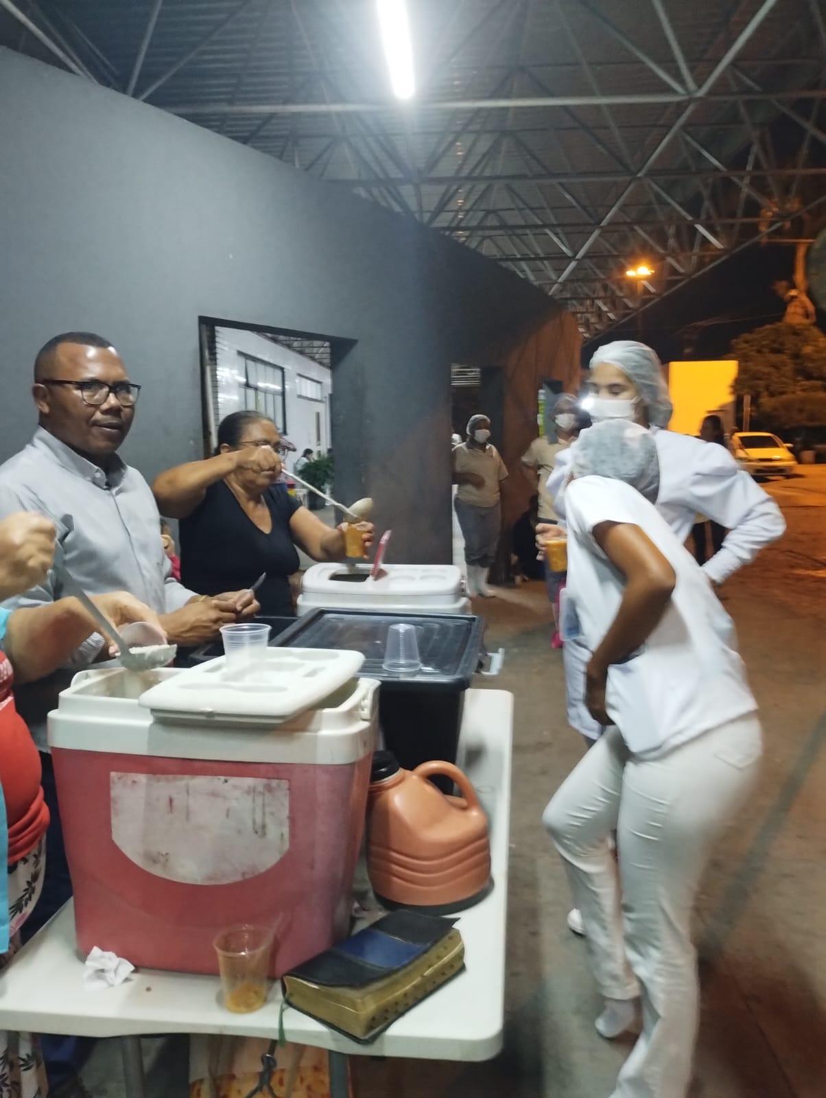 Voluntários e profissionais participando da distribuição