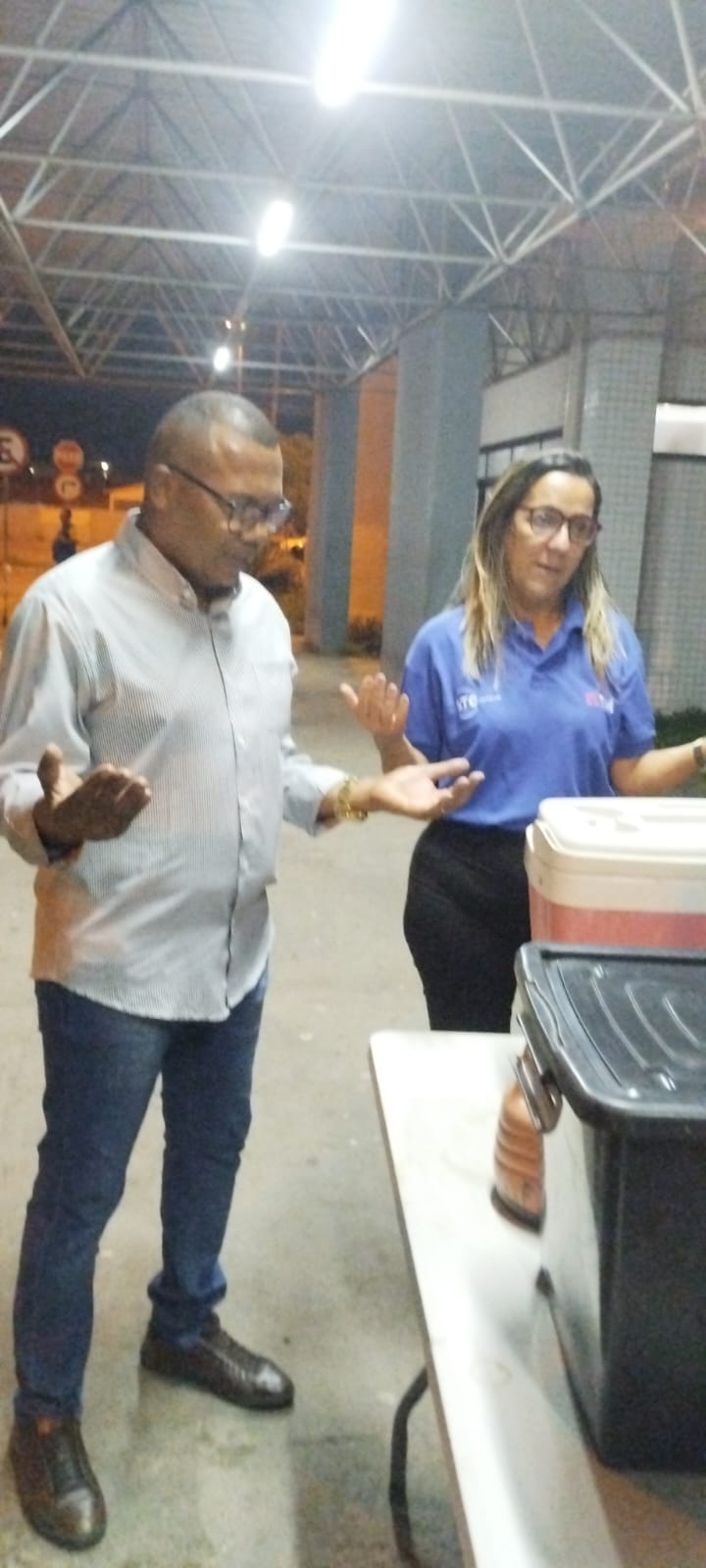 Momento de união antes da distribuição de sopa