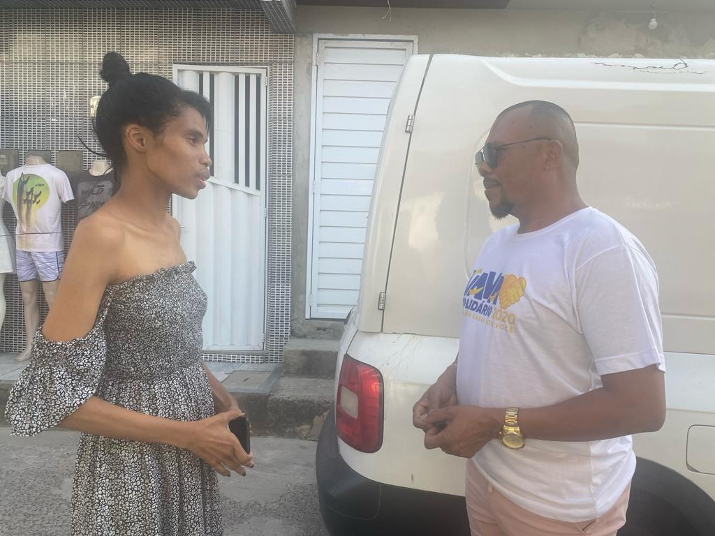 Vavá conversa com uma família durante ação do Vavá Solidário