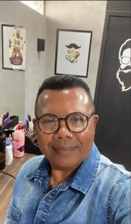 Retrato de Vavá no ambiente da barbearia